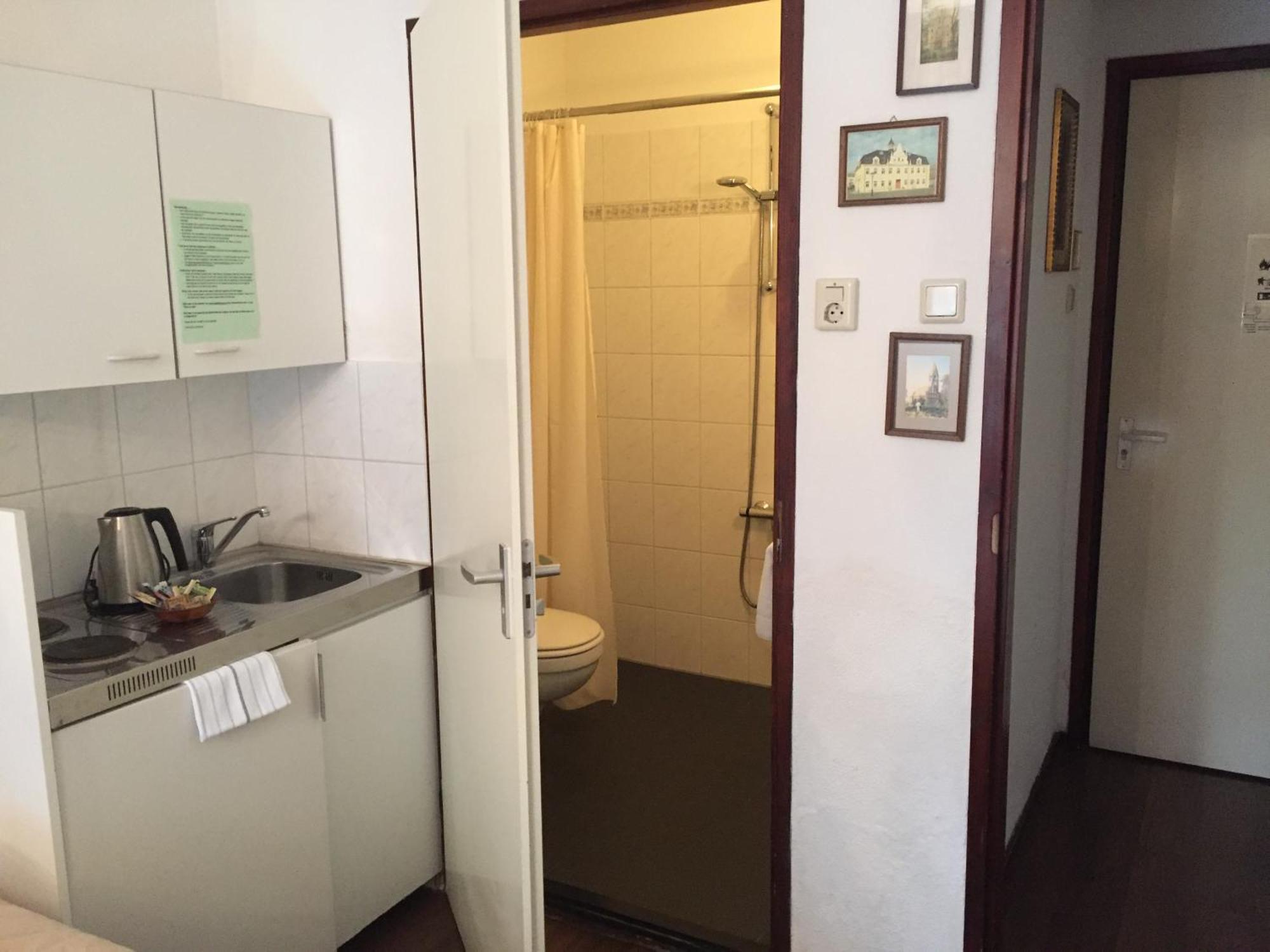 Hanzestadslogement De Leeuw, In Het Centrum, Met Een Binnenplaats, Kamers Met Badkamer En Toilet En Een Keukentje Deventer Bagian luar foto